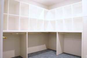 クロークスペースに新たに棚を設置