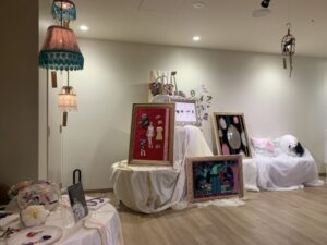 現在こんな感じでWeBase高松のラウンジでは作品展示も行っております。