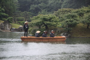 園内の湖を巡る和船。