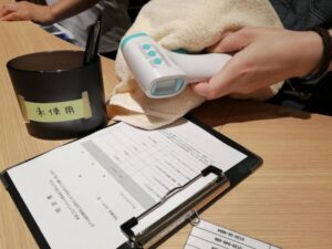 ゲストとラウンジ利用者の検温と問診票の記入