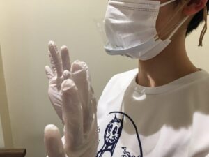 料飲スタッフのマスク・フェイスシールド、てぶくろの着用