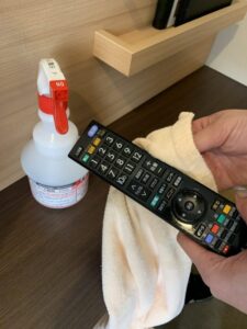 部屋清掃など、清掃時のアルコール消毒の徹底　室内及び共用エリアの換気