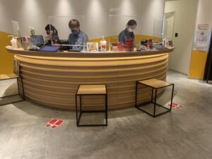 飛沫防止のアクリル板設置