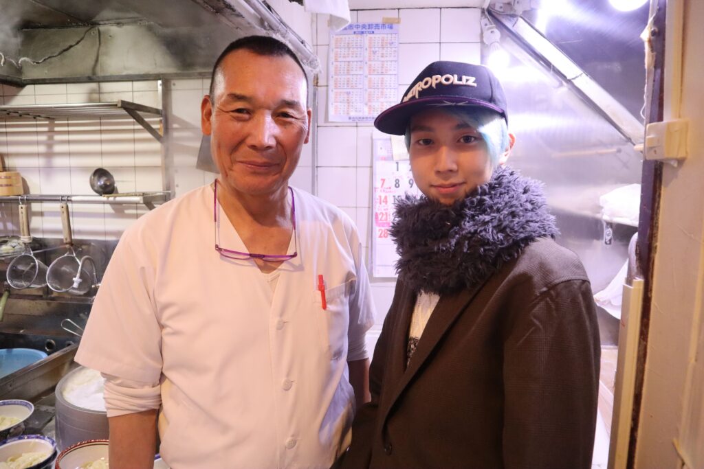 店主の鶴見さん / お孫さんのシオンさん